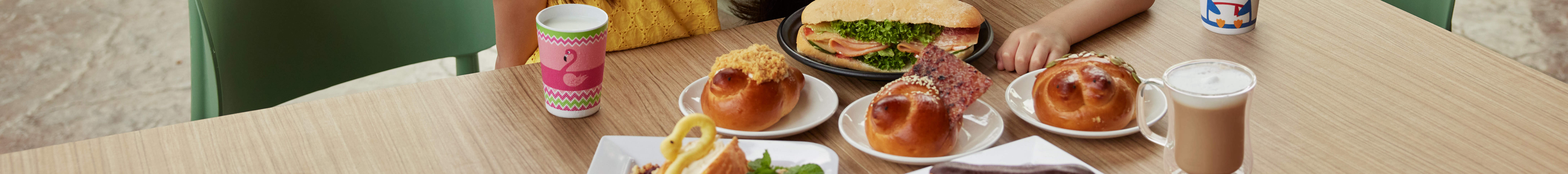 mẹ có hai con vui vẻ với đồ ăn